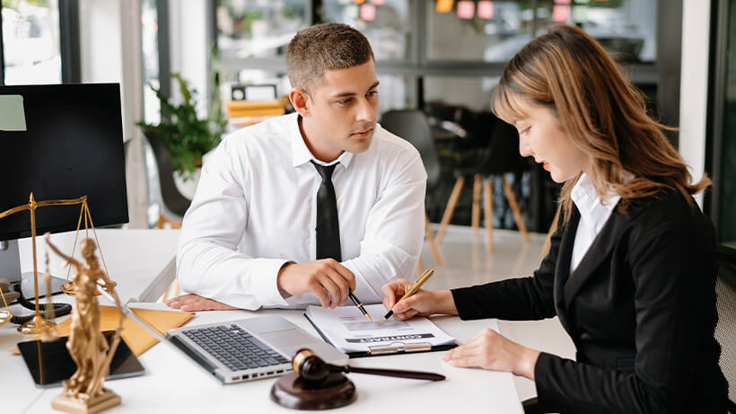 Юридична допомога при стягненні боргів з юридичних осіб в Україні: судовий та досудовий порядок